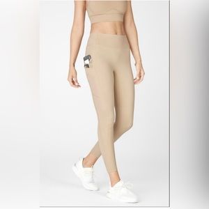 Fabletics - Trinity High Waisted with Pockets 7/8 | Motion 365